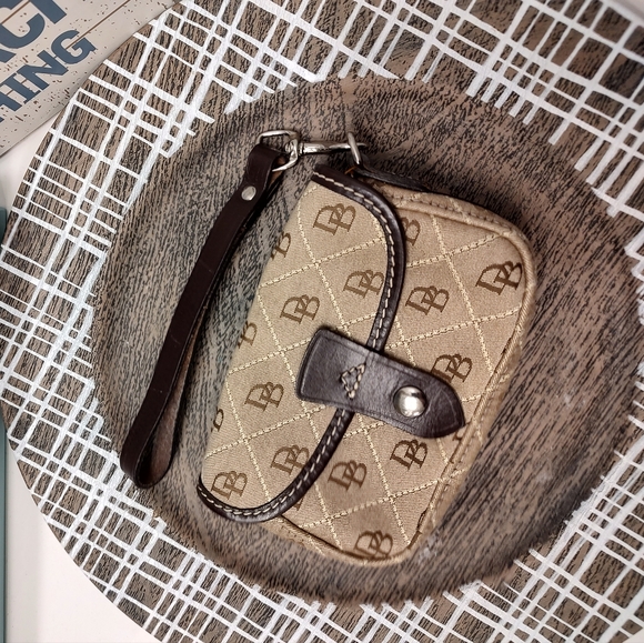 😍 Vintage Y2K GUC Dooney & Bourke Brand Signature Monogram Canvas Wristlet - Picture 4 of 8